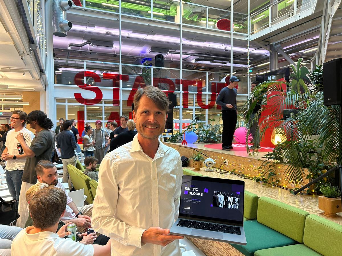 Lars-Fredrik Forberg smiles and holds up a laptop showing the Kinetic Blocks site in the Startuplab space in Oslo