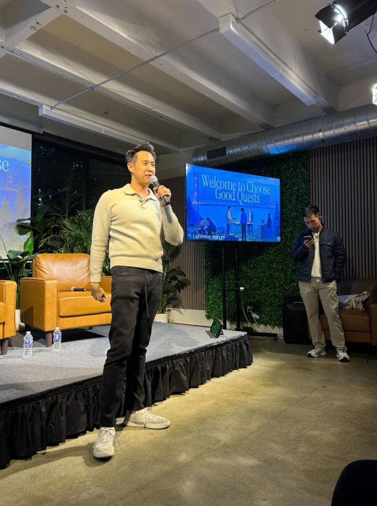 Jeson Lee welcoming the audience